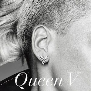 Queen V earrings